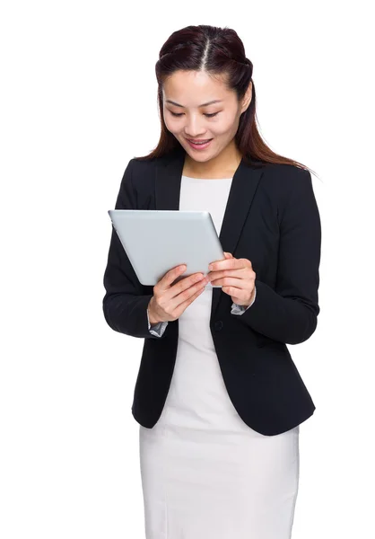 Mujer de negocios mira la tableta — Foto de Stock