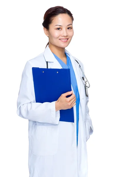 Женщина-врач с документами — стоковое фото