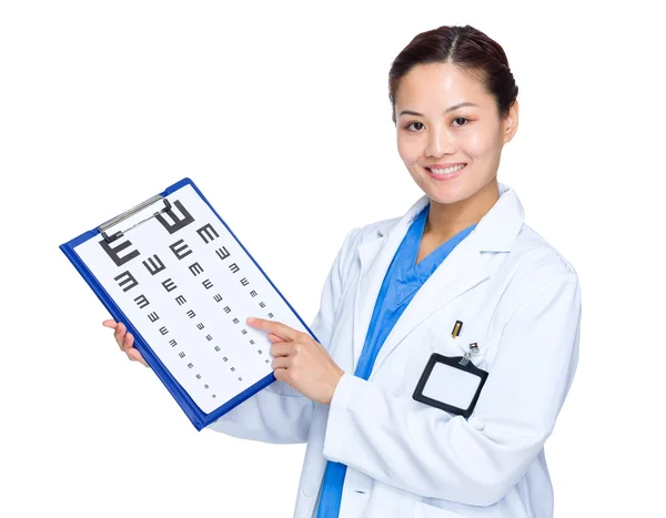 Глазной врач с диаграммой — стоковое фото