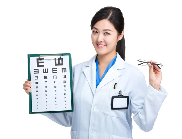 Femme médecin avec un tableau des yeux et des lunettes — Photo