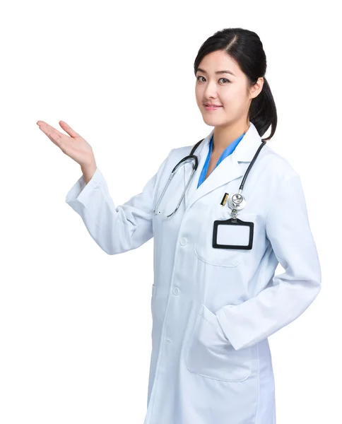 Strony kobiece kobieta lekarz obecny — Zdjęcie stockowe