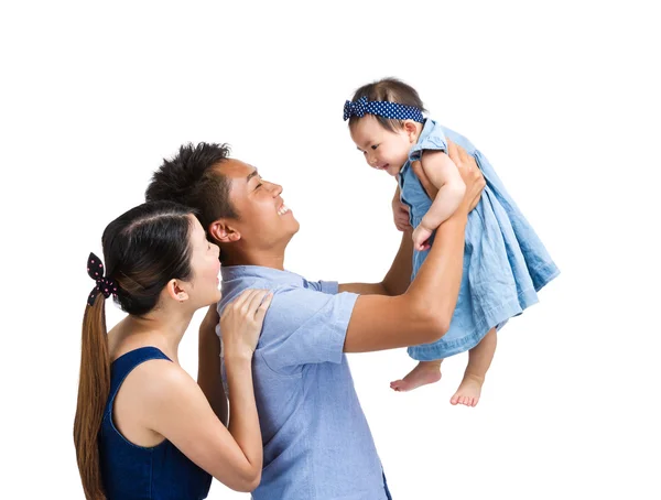 Семья воспитывает маленькую дочь — стоковое фото