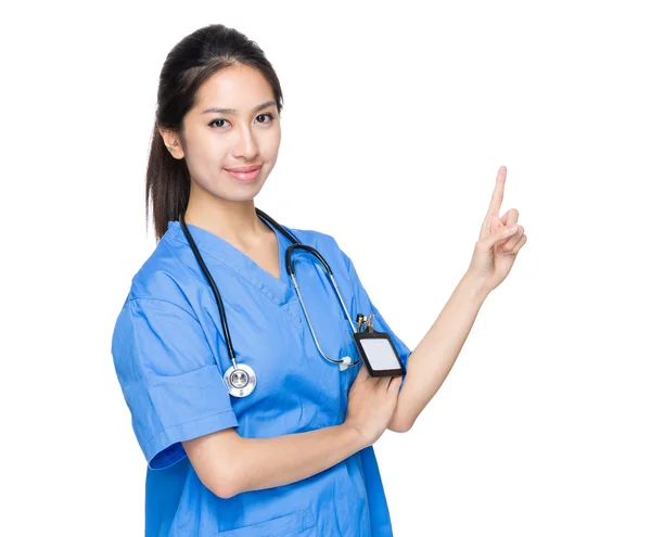 Азиатский врач показывает пальцем вверх — стоковое фото