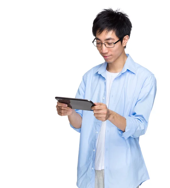 Hombre asiático uso tableta —  Fotos de Stock