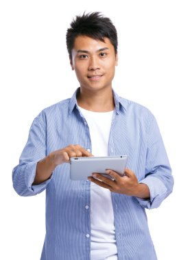 Asyalı adam kullanım dijital tablet