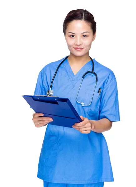 Woman doctor with clipboard — Stock Photo, Image