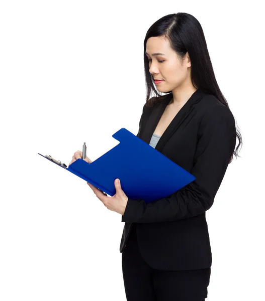 Azjatycki biznes kobieta zapisu w schowku — Zdjęcie stockowe