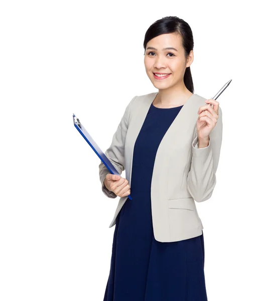 Businesswoman with clipboard and pen point up — Stock Photo, Image