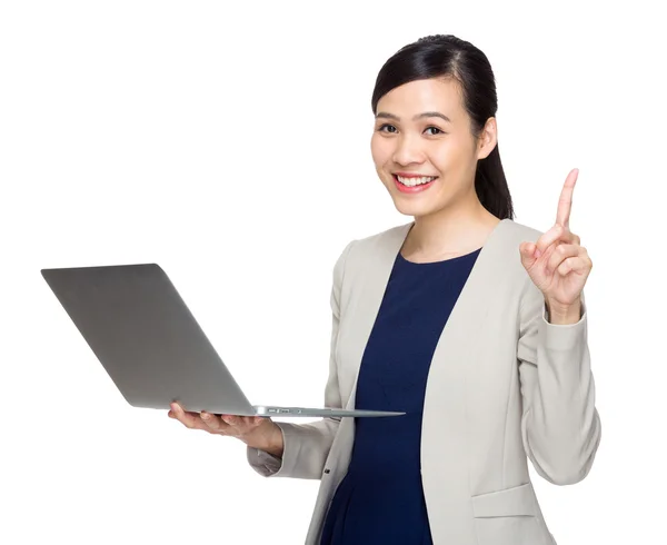 Mulher de negócios com notebook computador e dedo apontar para cima — Fotografia de Stock
