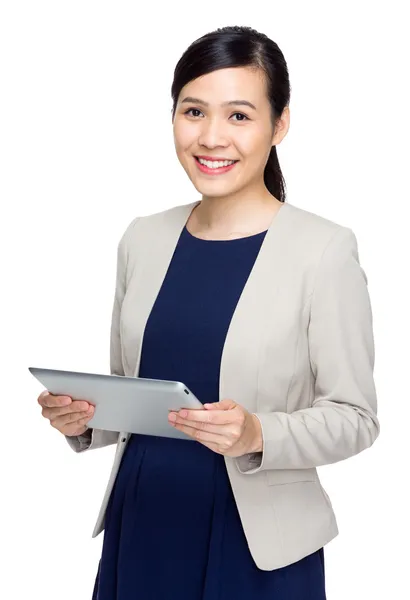 Geschäftsfrau mit digitalem Tablet — Stockfoto