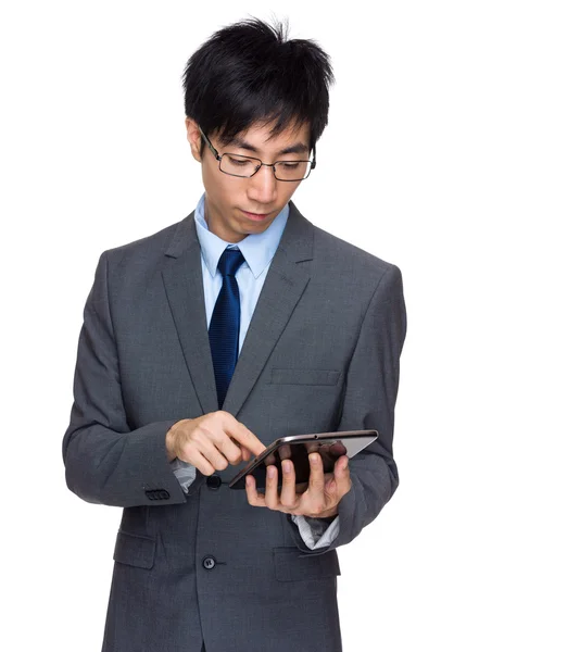 Uomo d'affari guardare tablet — Foto Stock