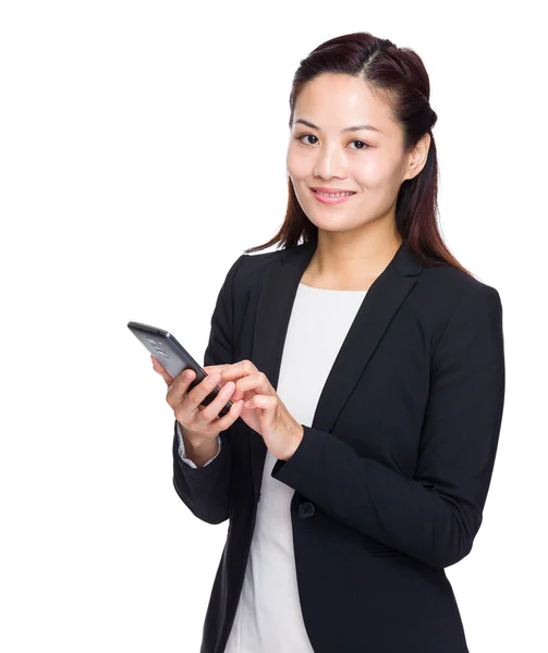 Geschäftsfrau nutzt Handy für SMS — Stockfoto