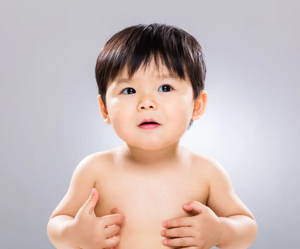 Carino bambino ragazzo gratta il suo corpo — Foto Stock
