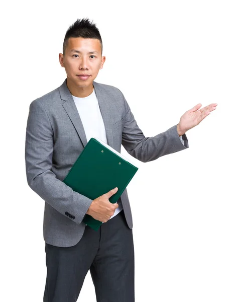 Geschäftsmann mit Klemmbrett und Hand schenken etwas — Stockfoto