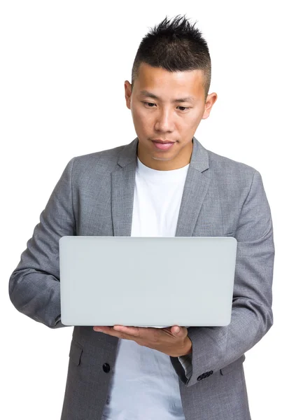 Бизнесмен смотрит на ноутбук — стоковое фото
