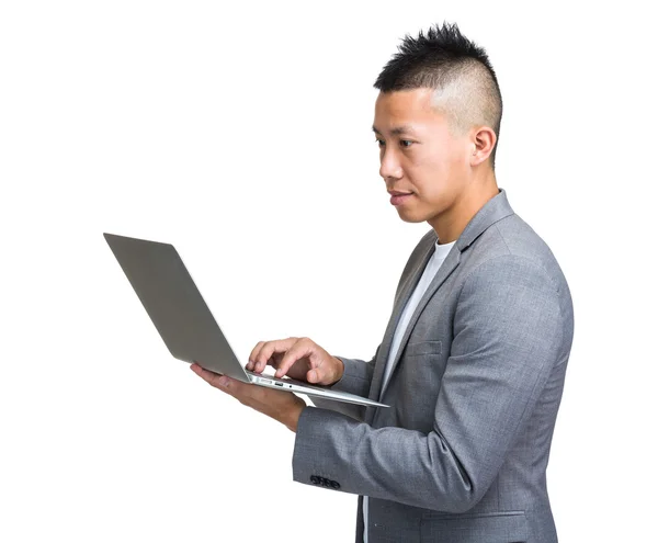 Perfil lateral do homem de negócios usar computador portátil — Fotografia de Stock