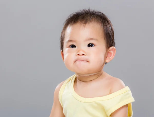 Baby flicka stående — Stockfoto