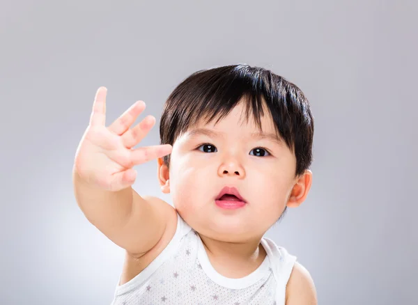 Bebé mano niño llegar a algo — Foto de Stock