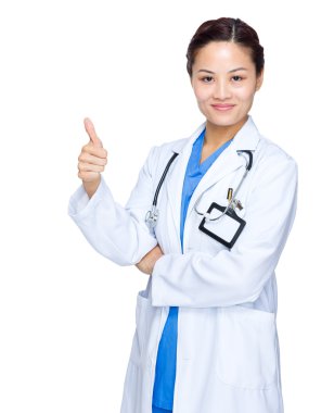 başparmak ile kadın tıp doktoru