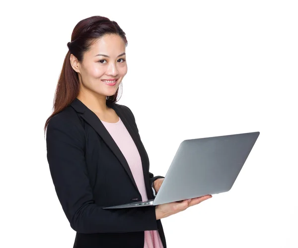 Mujer de negocios uso de ordenador portátil — Foto de Stock