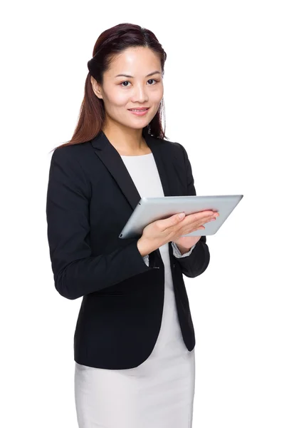 Affärskvinna med digitala tablett — Stockfoto