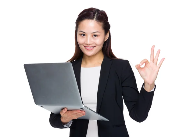 Mulher de negócios com computador portátil e mão com sinal ok — Fotografia de Stock