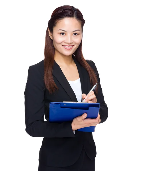 Asiática mulher de negócios escrever na área de transferência — Fotografia de Stock