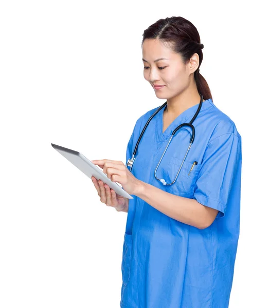 Médecin féminin avec tablette numérique — Photo