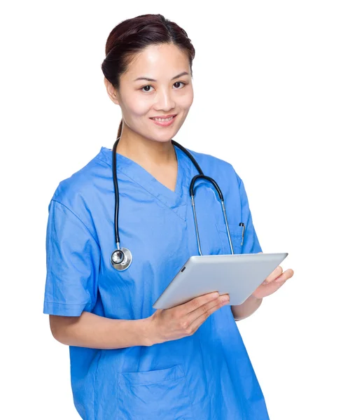 Kadın doktor kullanma dijital tablet bilgisayar — Stok fotoğraf