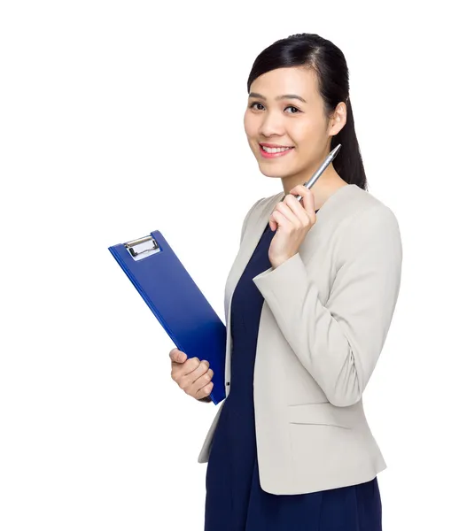 Mulher de negócios com área de transferência e caneta apontar para cima — Fotografia de Stock