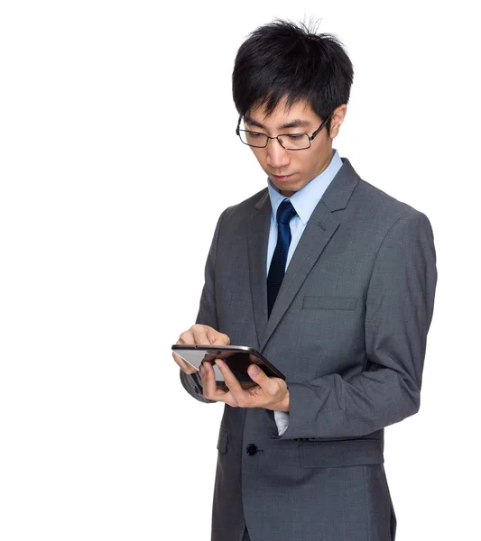 Hombre de negocios mira tableta digital —  Fotos de Stock