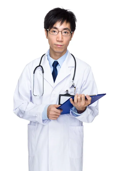 Médico masculino con portapapeles — Foto de Stock