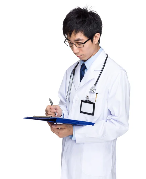 Hombre doctor escribir en portapapeles — Foto de Stock