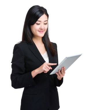 İş kadını dijital tablet kullanıyor