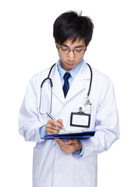 Médico escribir en portapapeles — Foto de Stock