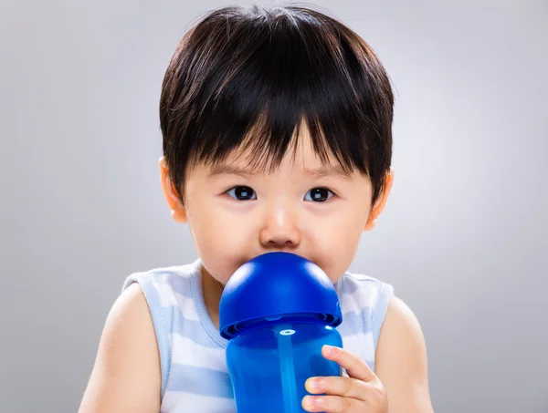 Junge trinken mit Wasserflasche — Stockfoto