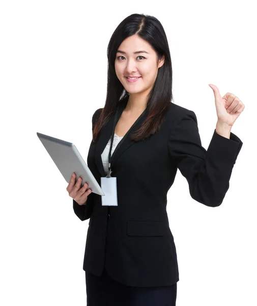 ビジネスの女性とタブレットと親指のアップ — ストック写真