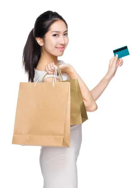 Mulher com saco de compras e cartão de crédito — Fotografia de Stock