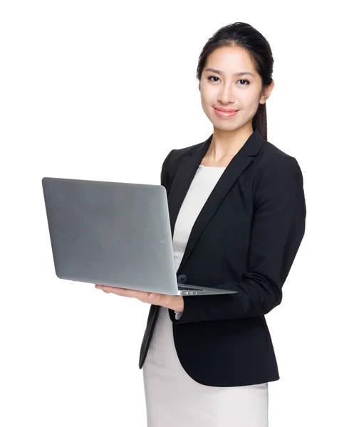Γυναίκα με φορητό υπολογιστή των επιχειρήσεων — Φωτογραφία Αρχείου