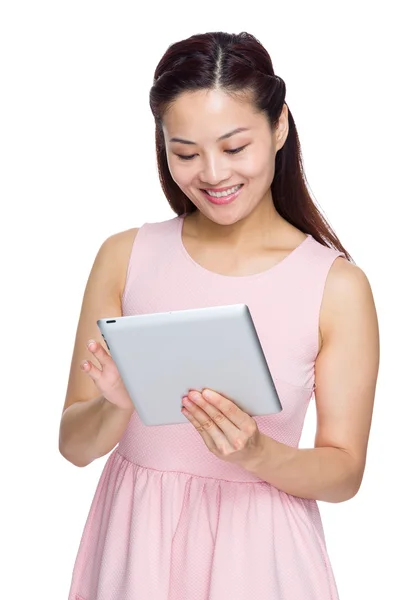 Mujer asiática mira la tableta —  Fotos de Stock