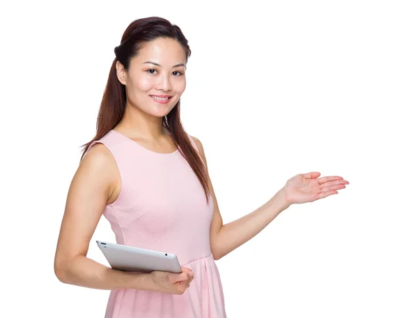 Femme main ouverte paume avec tablette numérique — Photo