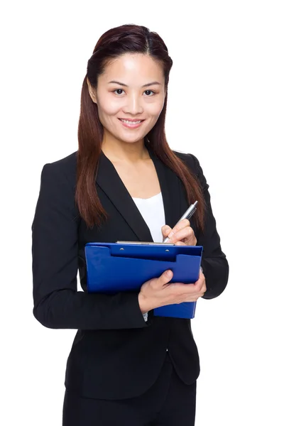 Businesswoman take note on clipboard — Stock Photo, Image