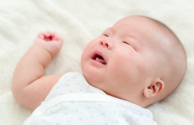 Bebek yatakta yatıyor.