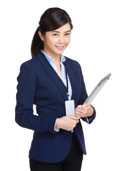 Mulher de negócios asiática com computador portátil — Fotografia de Stock