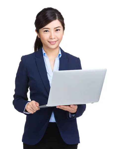 Affärskvinna använder bärbar dator — Stockfoto