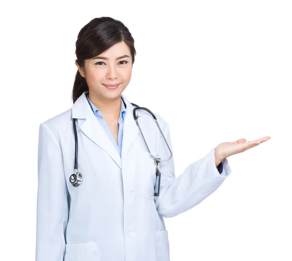 Medische vrouw met hand aanwezig — Stockfoto