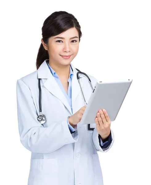 태블릿 컴퓨터를 사용 하는 의사가 여자 — 스톡 사진
