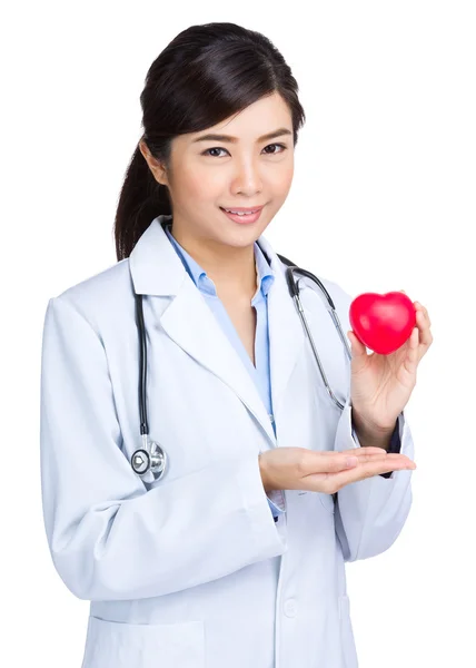 Femme médecin avec balle en forme de coeur — Photo