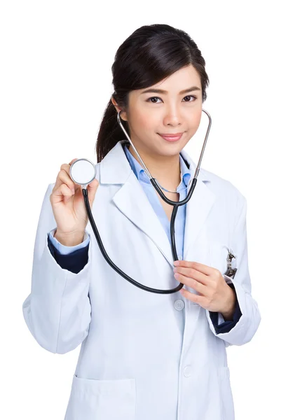 Kobieta lekarz trzymać z stetoskop — Zdjęcie stockowe