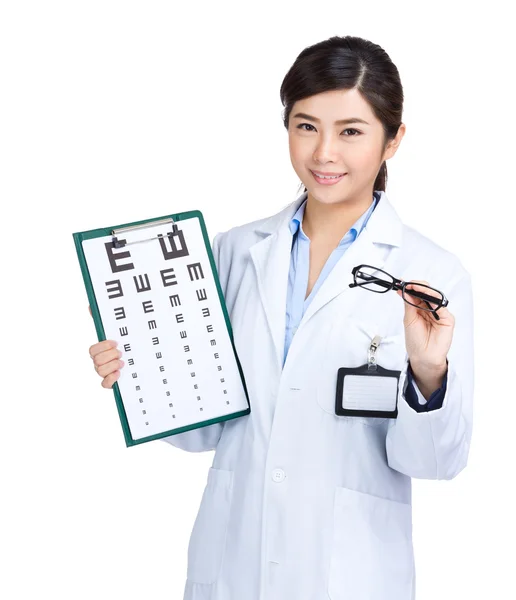 Optyk lekarz z wykresu oka i okulary — Zdjęcie stockowe
